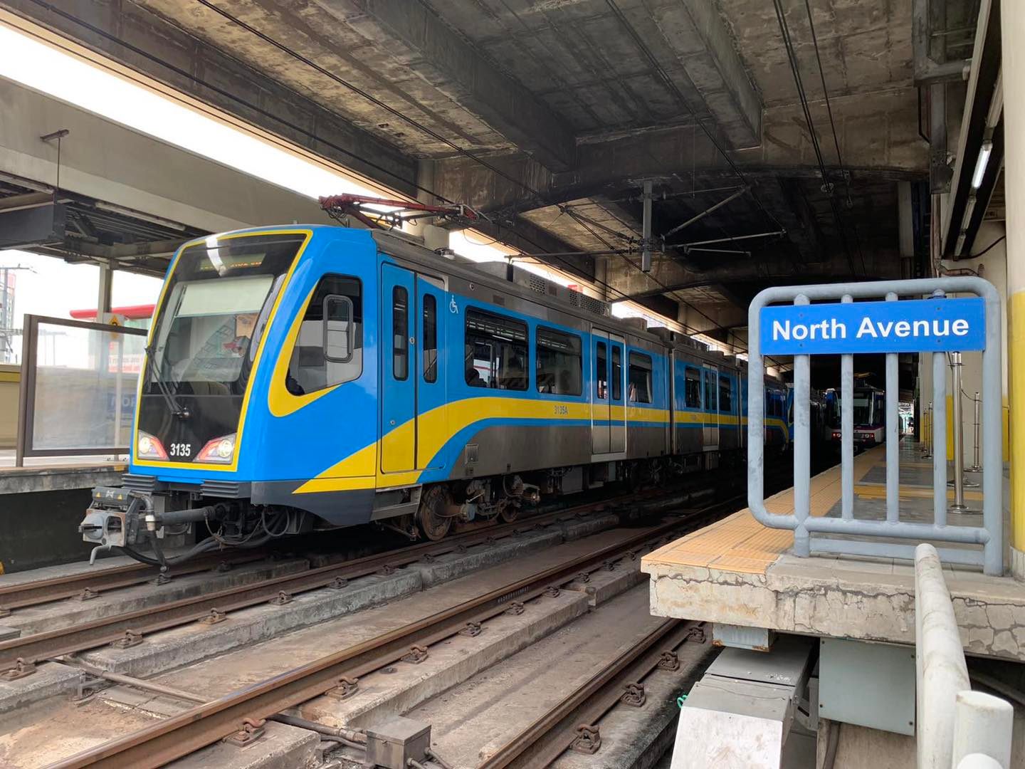 Photo of MRT-3 platform and train