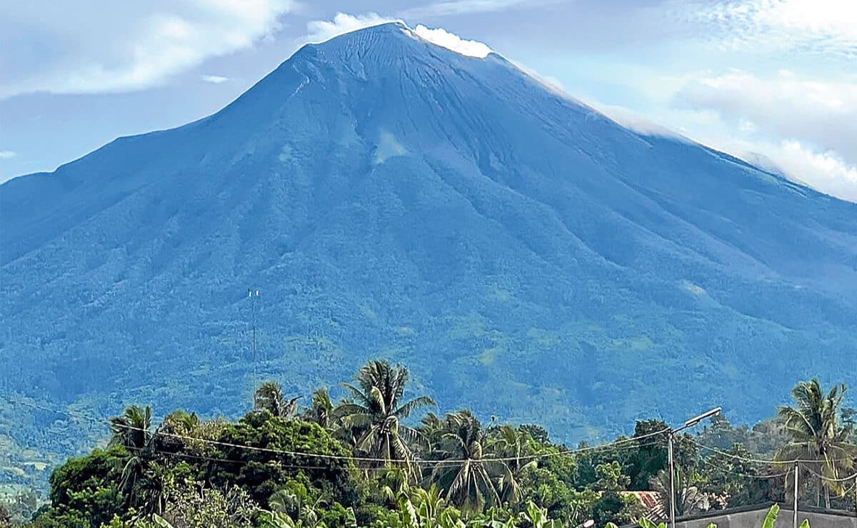 Kanlaon Volcano registered an increase in sulfur dioxide emissions on Friday, according to 24-hour monitoring by the Philippine Institute of Volcanology and Seismology (Phivolcs).